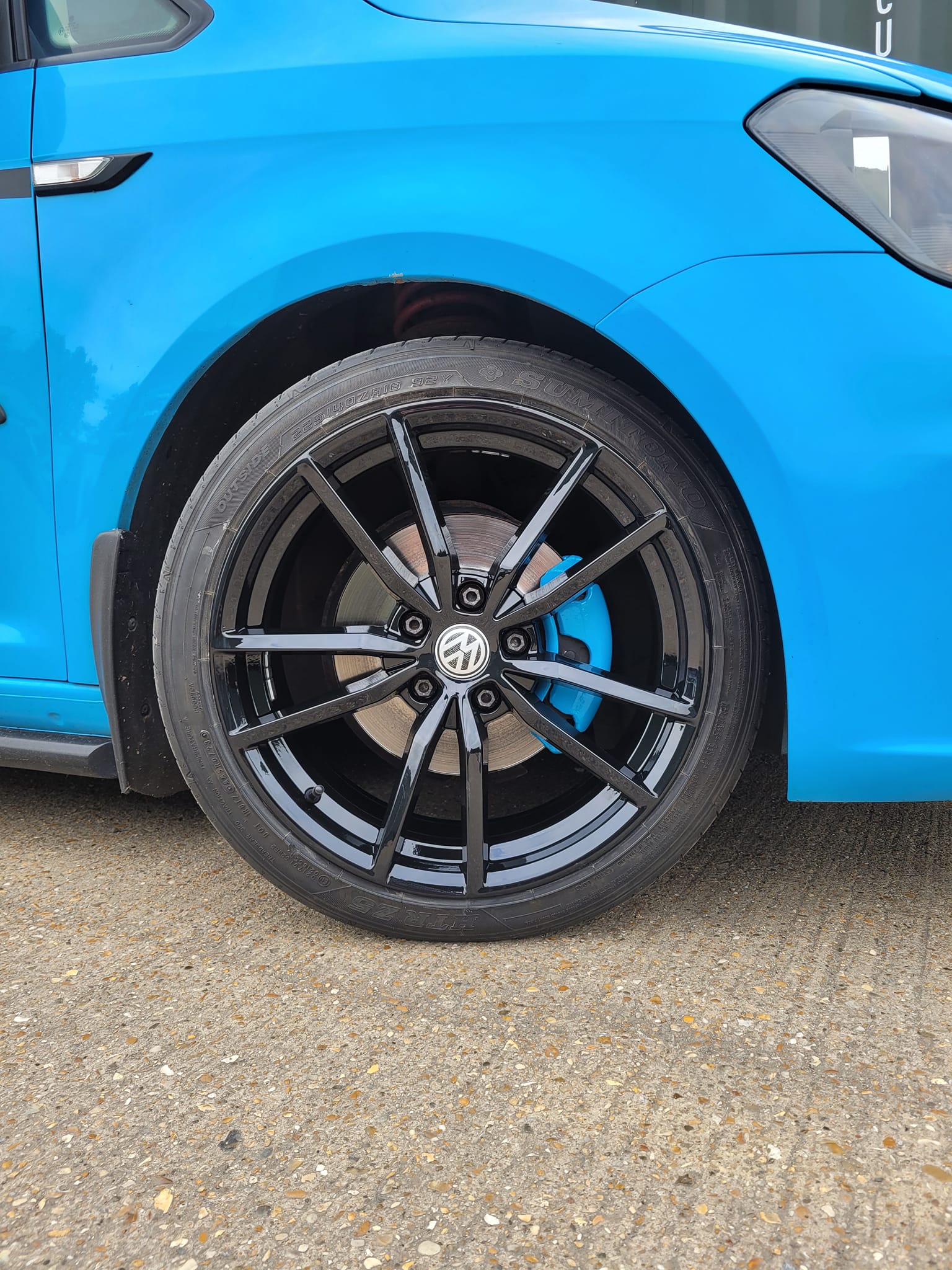 Black alloys on Blue Caddy van